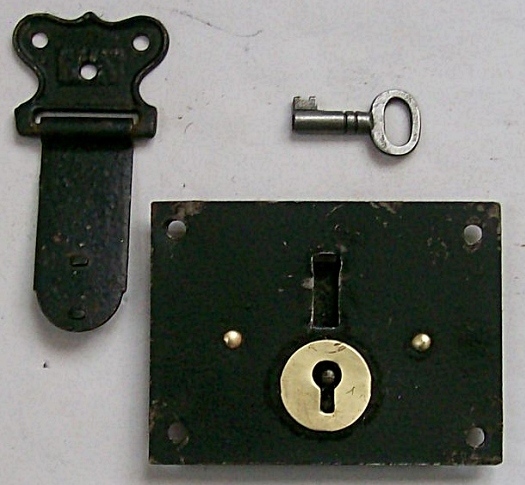 L100 - Antique Trunk Lock & Key