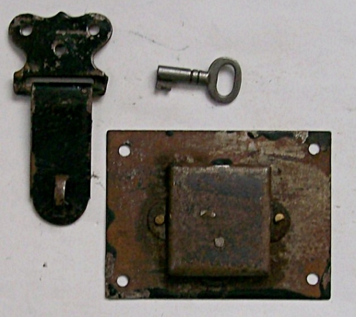 L100 - Antique Trunk Lock & Key