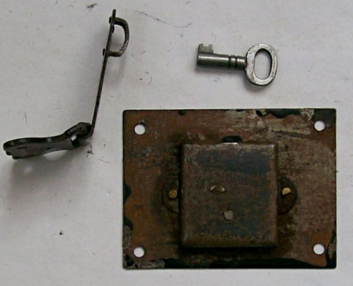 L100 - Antique Trunk Lock & Key