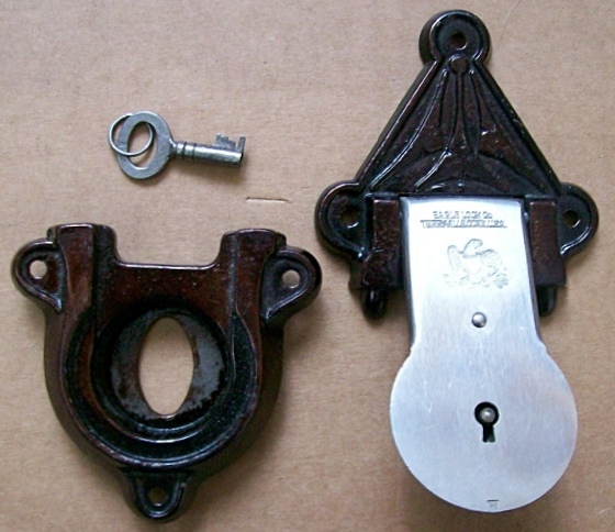 L101 - Rare Eagle Trunk Lock & Key