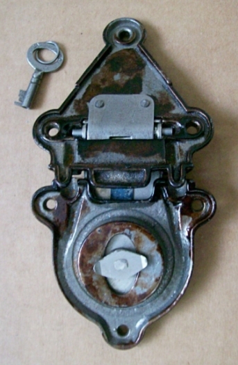 L101 - Rare Eagle Trunk Lock & Key