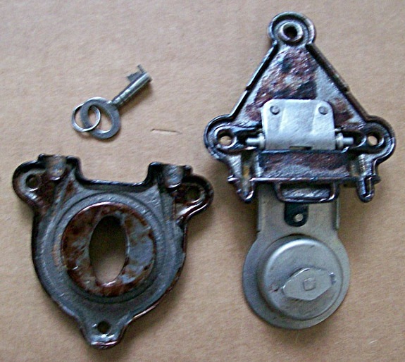 L101 - Rare Eagle Trunk Lock & Key