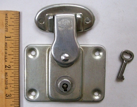 L112 - Corbin Doll Trunk Lock & Key