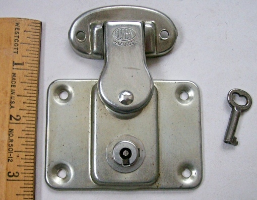 L112 - Corbin Doll Trunk Lock & Key