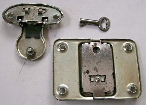 L112 - Corbin Doll Trunk Lock & Key