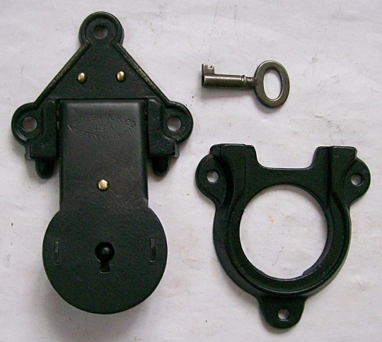 L113 - Eagle Trunk Lock & Key