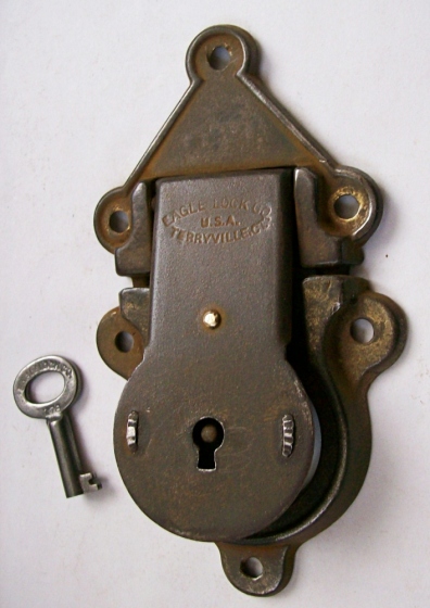 L113 - Eagle Trunk Lock & Key