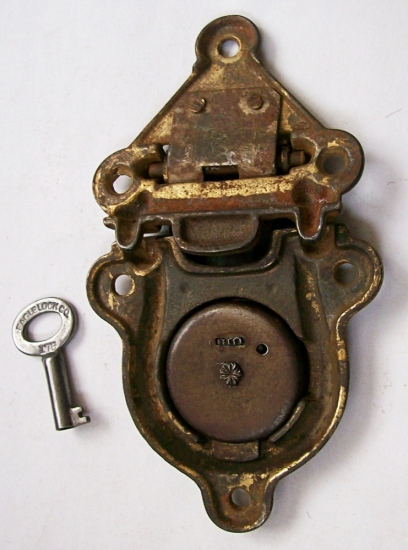 L113 - Eagle Trunk Lock & Key