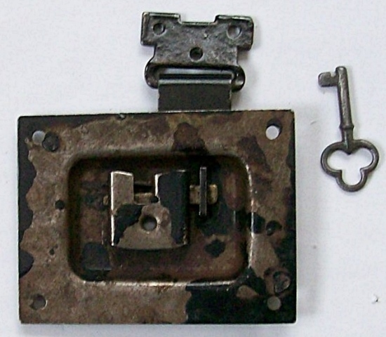 L114 - Eagle Trunk Lock & Key