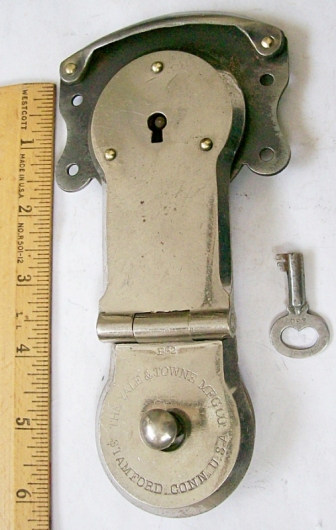 L122 - Nickel Plated Yale Lock & Key