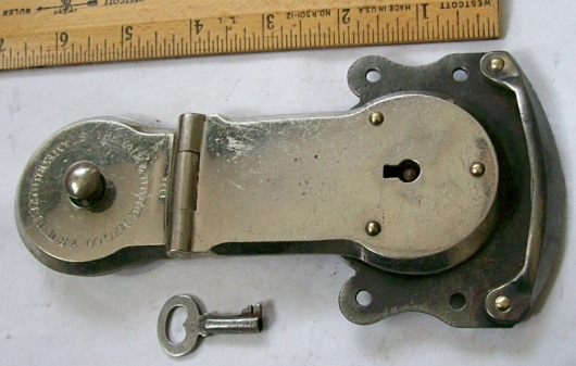 L122 - Nickel Plated Yale Lock & Key