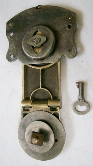 L122 - Nickel Plated Yale Lock & Key