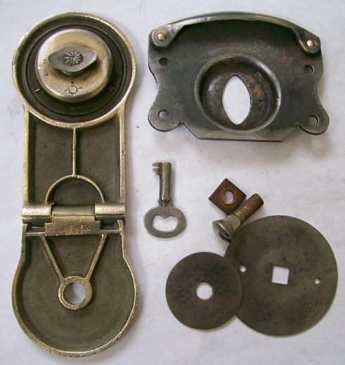 L122 - Nickel Plated Yale Lock & Key