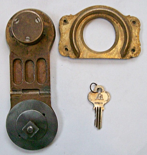 L123 - Antique Brass Eagle Lock & Key