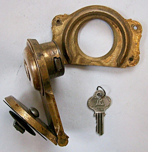 L123 - Antique Brass Eagle Lock & Key