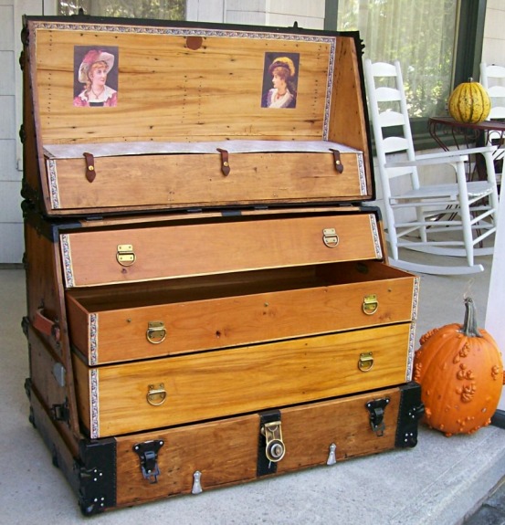 T107 - Theatrical Dresser Trunk