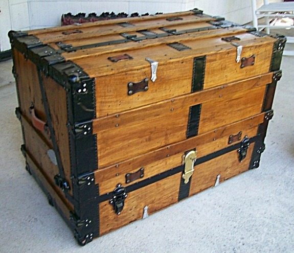 T107 - Theatrical Dresser Trunk