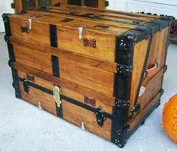 T107 - Theatrical Dresser Trunk