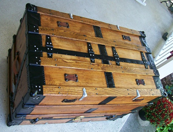 T107 - Theatrical Dresser Trunk