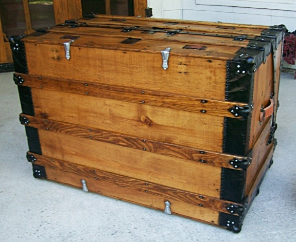 T107 - Theatrical Dresser Trunk