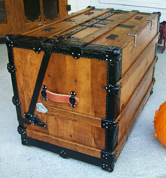 T107 - Theatrical Dresser Trunk