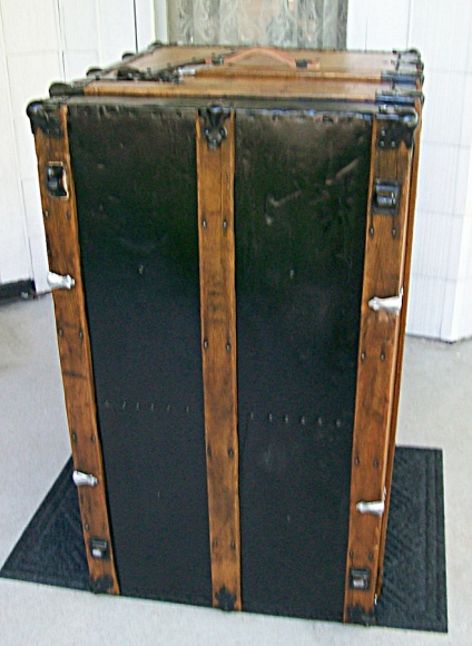 T107 - Theatrical Dresser Trunk