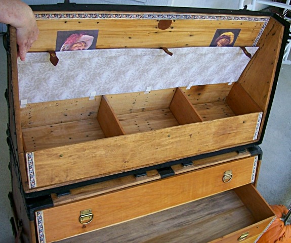 T107 - Theatrical Dresser Trunk