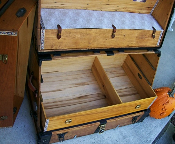 T107 - Theatrical Dresser Trunk