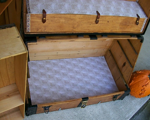 T107 - Theatrical Dresser Trunk