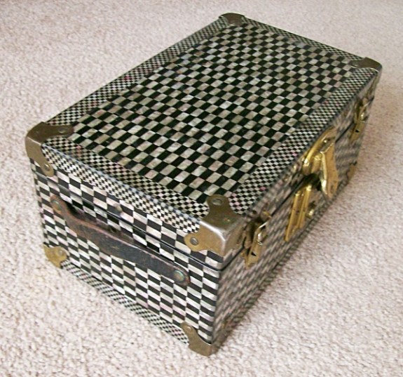 T122 - Small Checkered Doll Trunk