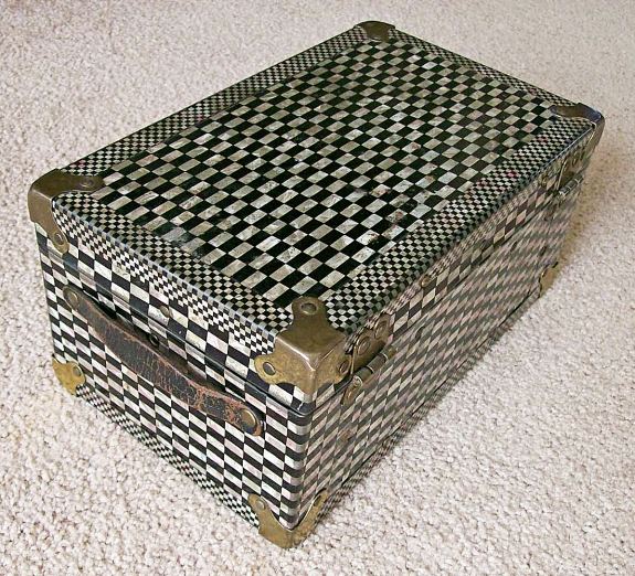 T122 - Small Checkered Doll Trunk