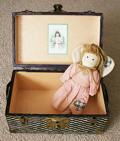 T122 - Small Checkered Doll Trunk