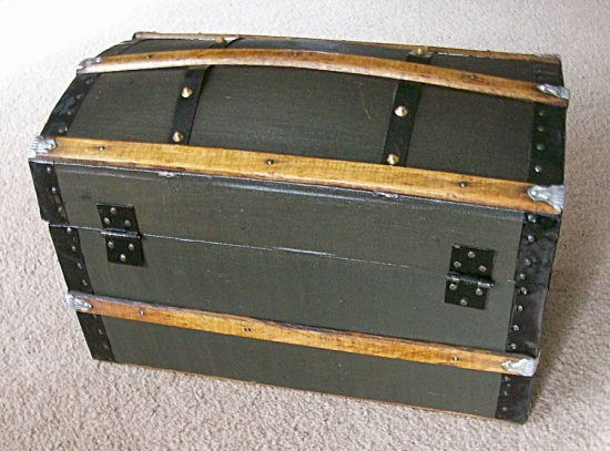 T129 - Antique Barrel Top Doll Trunk