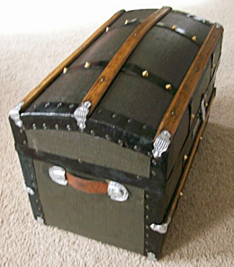 T129 - Antique Barrel Top Doll Trunk