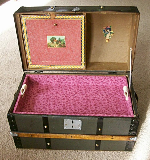 T129 - Antique Barrel Top Doll Trunk